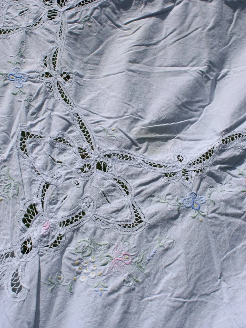 Vintage Handmade White Floral Embroidered Tablecloth with 6 Napkins (Flaw)